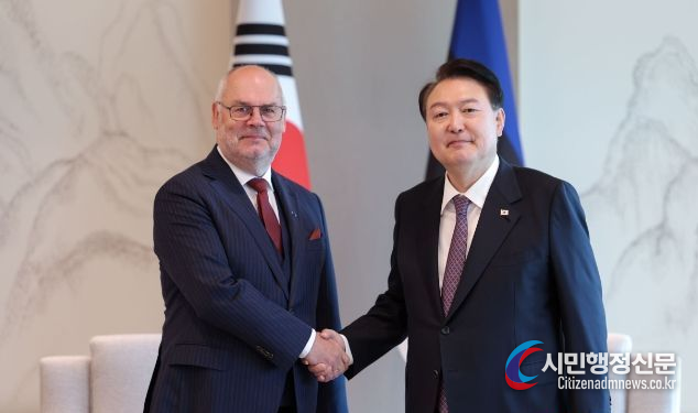 President Yoon Suk-yeol holds a summit and agreement signing ceremony with Estonian President Alar Karis on Oct. 12 in Seoul./ Courtesy of the Office of the President