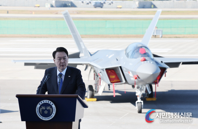 President Yoon Suk-yeol delivers a congratulatory speech at the opening ceremony of Seoul ADEX 2023 at Seoul International Airport in Seongnam, Gyeonggi Province, on Oct. 17.