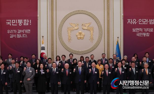 President Yoon Suk-yeol holds a dinner with 90 members of the National Unity Council at the Cheong Wa Dae official residence on Oct. 17./ Courtesy of the Presidential Office.