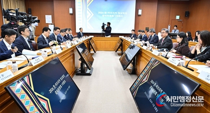 Minister of Foreign Affairs Park Jin (third from the right) presides over the first meeting of the 2024 Korea-Africa Summit Preparatory Commission on October 13, 2023.