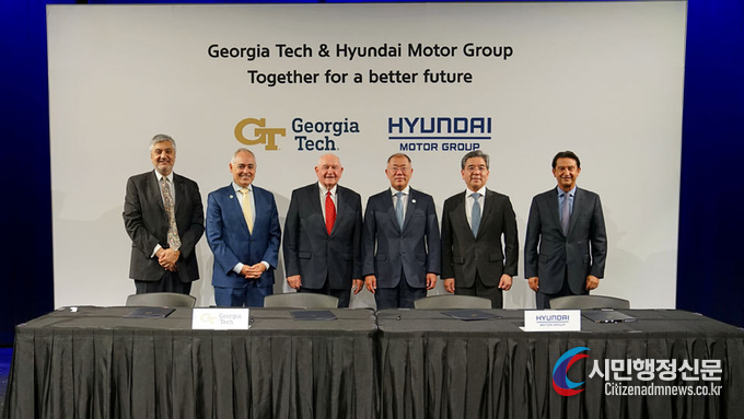 Hyundai Motor Group Chairman Chung Eui-sun (4th from the left) poses with top executives of Georgia Tech and Hyundai Motor Group after signing a memorandum of understanding on Sept. 19./ Courtesy of Hyundai Motor