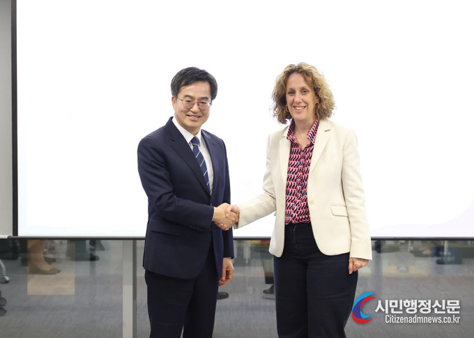 Gyeonggi-do Governor Kim Dong-yeon (left) shakes hands with Helen Clarkson, CEO of The Climate Group, to explain Gyeonggi-do's commitment to overcoming the climate crisis on Oct. 4.