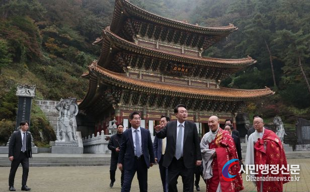 President Yoon Suk-yeol (third from the right) visits Guinsa Temple, the headquarters of Cheontae Buddhism in Danyang, Chungcheongbuk-do on Oct. 19.