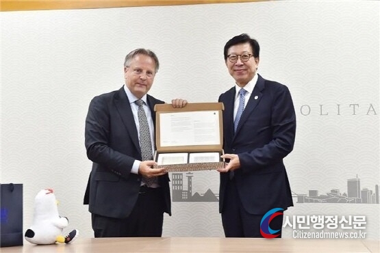 Busan Mayor Park Hyung-joon (right) meets with Danish Ambassador to Korea Svend Olling at Busan City Hall on Oct. 19.