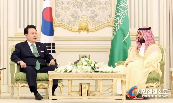 President Yoon Suk-yeol (left) holds talks with Saudi Crown Prince Mohammed bin Salman bin Abdulaziz Al Saud on Oct. 22 /Courtesy of the Office of the President