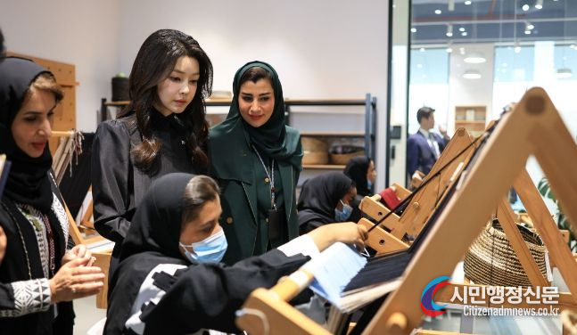 First Lady Kim Keon-hee (second from the left, standing) visits The Royal Institute of Traditional Arts (TRITA) at the invitation of the Kingdom of Saudi Arabia on Oct. 22./ Courtesy of the Office of the President