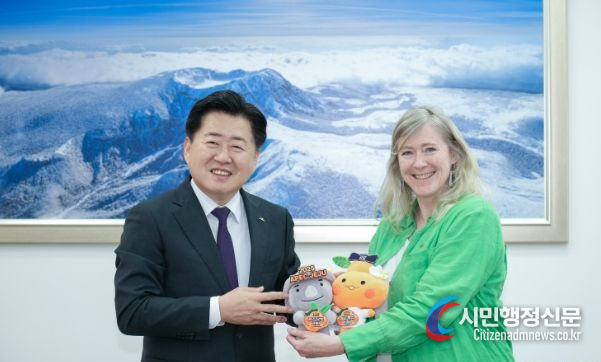 Jeju Governor Oh Young-hoon (left) poses with New Zealand Ambassador to Korea Dawn Elizabeth Bennet at the Jeju Provincial Office on Oct. 20.