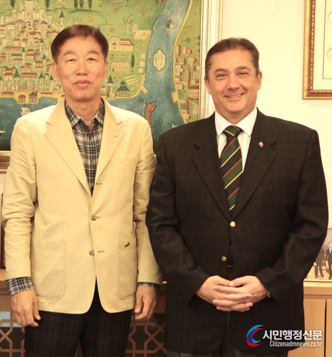 주한 튀르키예 무랏 타메르 대사(오른쪽)와 외교 저널 발행인 이존영 회장이 함께 포즈를 취하고 있다.(사진=외교저널)