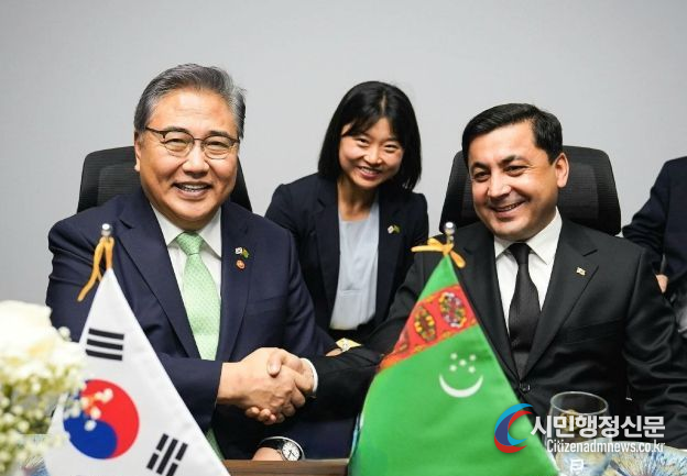 Foreign Minister Park Jin (left) shakes hands with Turkmenistan's Deputy Prime Minister for Construction and Industry Annamammedov on Oct. 31.