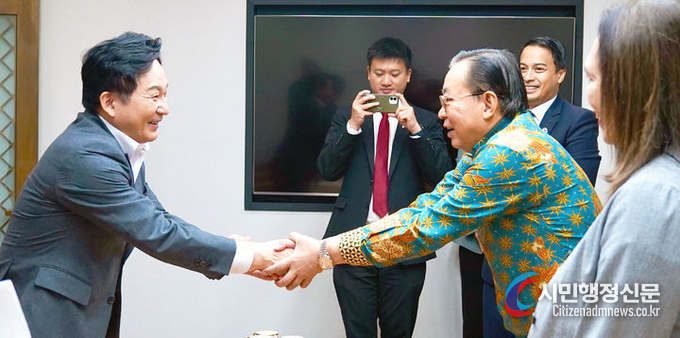 Minister of Land, Infrastructure, and Transport Won Hee-ryong (left) shakes hands with Indonesian Ambassador to Korea Gandi Sulistiyanto in Seoul on Nov. 1. / Courtesy of MOLIT