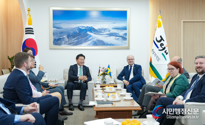 Jeju Special Self-Governing Province Governor Oh Young-hoon (left) meets with Swedish lawmakers, including Erik Ottoson, vice chairman of the Constitutional Affairs Committee of the Swedish Parliament, and Daniel Wolven, ambassador of Sweden to the Republic of Korea, at his office on Nov. 1./ Courtesy of the Jeju Special Self-Governing Province