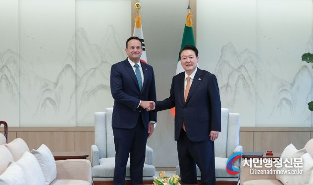 President Yoon Suk-yeol (right) holds the Korea-Ireland Summit with Irish Prime Minister Leo Varadkar on Nov. 3./ Courtesy of the Office of the President