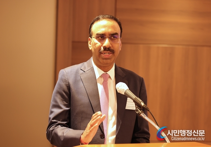 Ashwini Kumar, principal secretary of the Urban Development & Urban Housing Department, the Government of Gujarat in India, delivers a presentation on Gujarat State at a seminar held at Lotte Hotel in Seoul on Nov. 7.