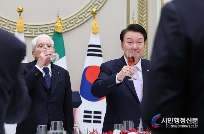 President Yoon Suk-yeol (right) toasts with Italian President Sergio Mattarella during a welcome dinner for the Italian president at the Cheong Wa Dae official residence on Nov. 8./ Courtesy of the Presidential Office