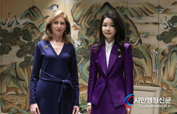 First Lady Kim Keon-hee (right) meets with Her Excellency Laura Mattarella, who is on a state visit to South Korea with her father, Italian President Mattarella on Nov. 8./ Courtesy of the Presidential Office<br>
