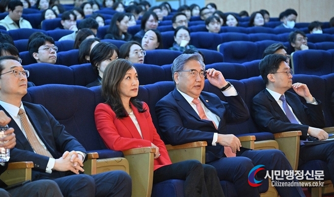 Foreign Minister Park Jin (third from the left) attends a screening event of "Beyond Utopia," a documentary film on North Korean defectors abroad, at the Ministry of Foreign Affairs in Jongno-gu, Seoul, on Nov. 6, and talks with Sue Mi Terry (second from the left), who produced the film.