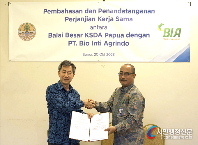 Hyun Chang-seop, CEO of POSCO International PT. BIA (left), and Athanasius Guntara Martana, Director of the Papua Environmental Protection Agency, shake hands after signing a business agreement.
