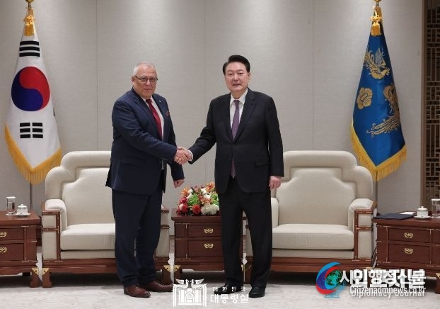 President Yoon Suk-yul (right) receives the Judge of the International Criminal Court (ICC), Piotr Hofmanski on Nov. 13. / Courtesy of the Office of the President