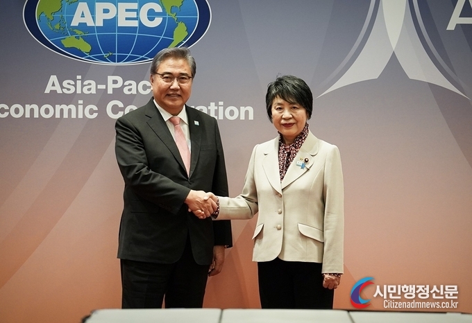 Minister of Foreign Affairs Park Jin (left) shakes hands with Japan’s Minister for Foreign Affairs Kamikawa Yoko on November 15.