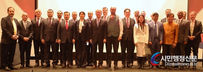 Amb. Aris Vigants of Latvia (7th from the right) poses with foreign ambassadors in Seoul at a reception to mark the 105th proclamation day of Latvia at Hyatt Hotel in Seoul on Nov. 17.