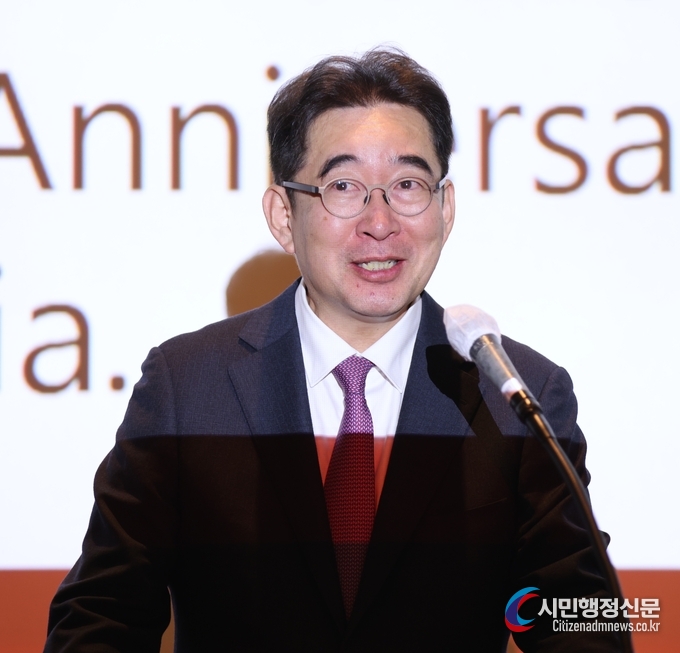 Kwon Kyong-hoon, honorary consul general of Latvia in Korea, gives welcoming remarks at the gala event at Hyatt Hotel in Seoul on Nov. 17.