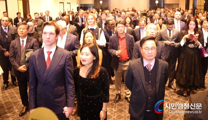 Foreign and Korean guests listen to welcoming remarks delivered by Amb. Aris Vigants of Latvia.