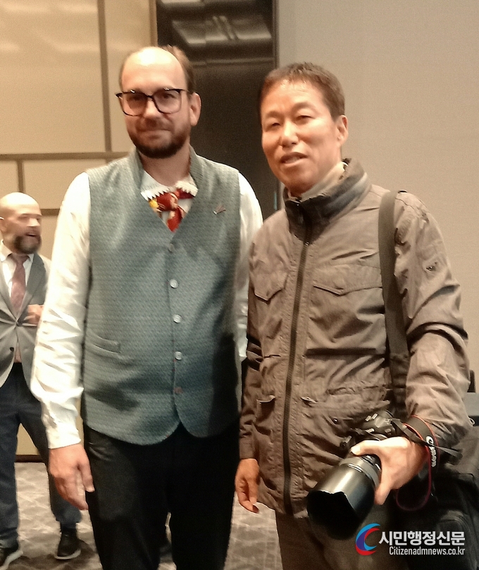 Amb. Aris Vigants of Latvia (left) poses with Publisher-Chairman Lee Jon-young of the Diplomacy Journal.