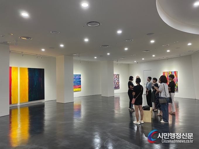 Visitors are appreciating artworks by artist Seo Jeong-ja.