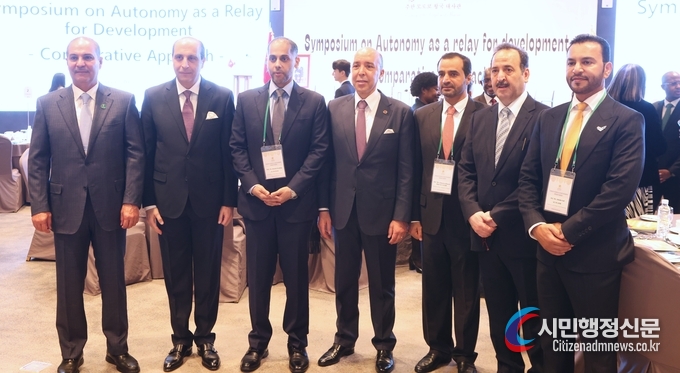Amb. Chafik Rachadi of the Kingdom of Morocco (center) poses with foreign ambassadors at the Ambassador Seoul Pullman Hotel in Jung-gu, Seoul, on Nov. 24.