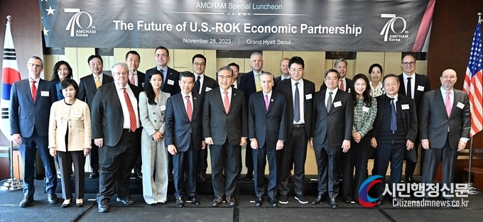 Minister of Foreign Affairs Park Jin and U.S. Ambassador Goldberg (6th and 7th from the left) pose with attendants at the "Special Luncheon on Korea-U.S. Economic Partnership" on Nov. 28.