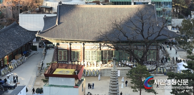 12. 1. 오후 15시 30분 현재 서울 종로구 조계사 대웅전에 마련된 자승스님 분향소에는 한산안 모습을 보이고 있다.(사진=시민행정신문)