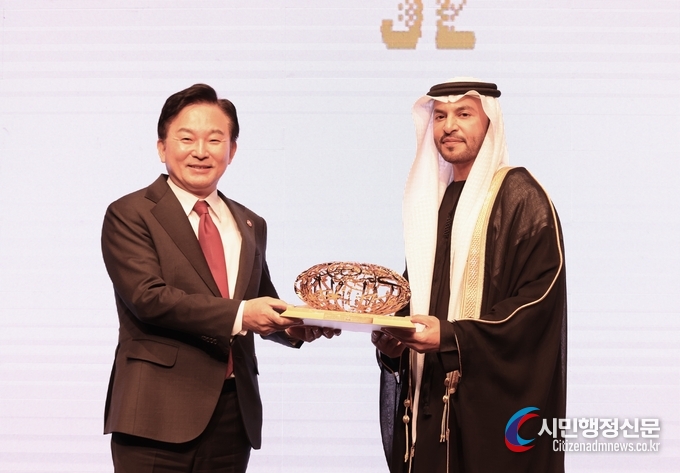Amb. Abdulla Saif Al Nuaimi of UAE (right) presents a crown to Minister Won Hee-ryong of the Ministry of Land, Infrastructure and Transport in recognition of his contribution to promoting bilateral economic relations between Korea and the UAE.