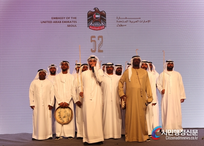  A UAE band presents the country’s traditional dance at a reception celebrating the 52nd UAE National Day held at Hotel Shilla in Seoul 