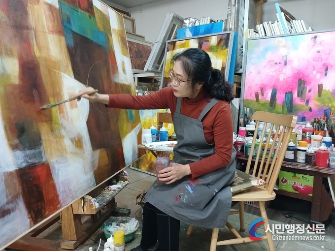 류일지 작가 작업실에서(사진=류일지 작가 제공)
