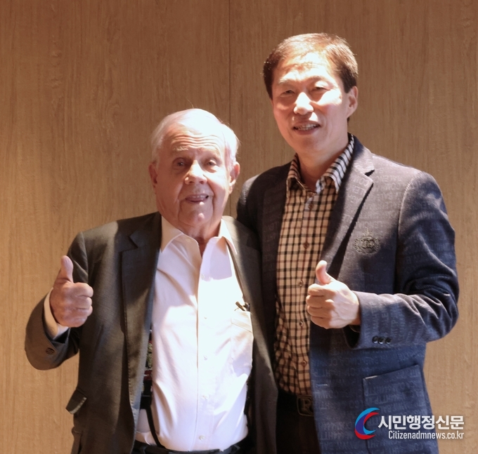 Chairman Jim Rogers (left) and Publisher-Chairman Lee Jon-young of Diplomacy Journal pose with a victory sign in Seoul on Dec. 10, 2023.