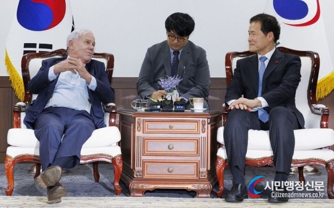 Jim Rogers (left) meets with South Korean Unification Minister Kim Young-ho at the Government Complex in Sejongno, Seoul, on Nov. 11.