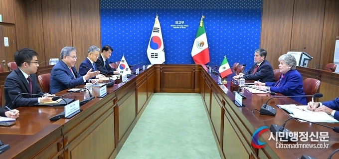 Minister of Foreign Affairs Park Jin holds a meeting with Minister of Foreign Affairs of Mexico Alicia Bárcena Ibarra on Dec. 8 in Seoul./ Courtesy of MOFA