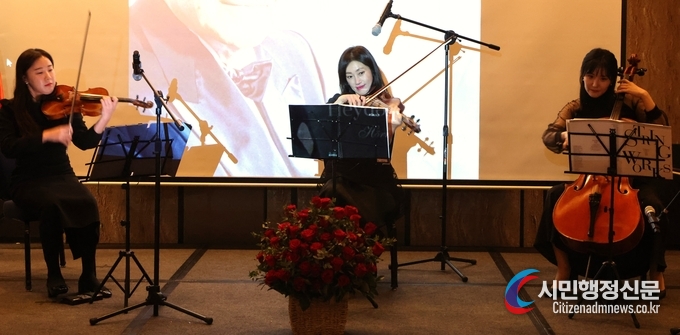  Female Korean musicians present prominent Azerbaijani and foreign musical compositions.