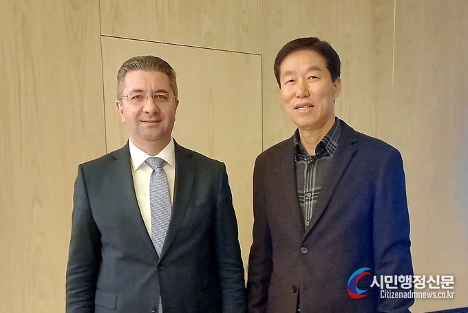  Amb. Ramin M. Hasanov of Azerbaijan (left) poses with Publisher-Chairman Lee Jon-young of Diplomacy Journal.