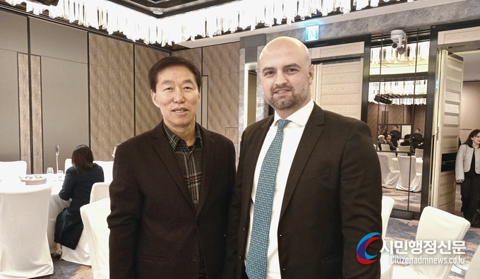  Amb. Tarash Papaskua of Georgia (right) poses with Publisher-Chairman Lee Jon-young of Diplomacy Journal.