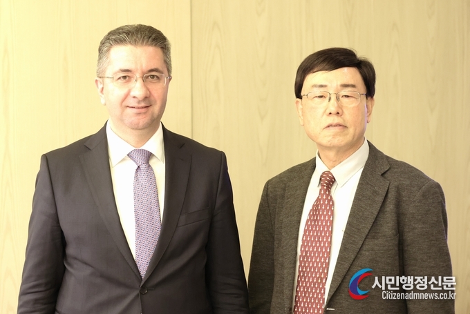  Amb. Ramin M. Hasanov of Azerbaijan (left) poses with Managing Editor Lee Kap-soo of Diplomacy Journal.