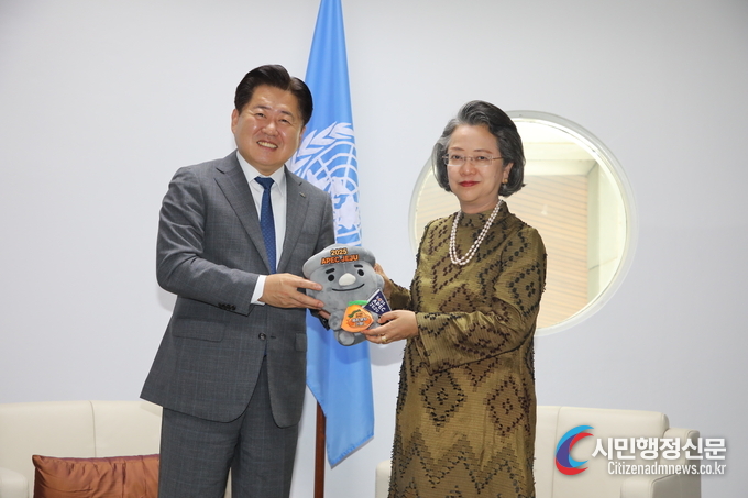 Jeju Governor Oh Young-hoon (left) meets with Armida Salsiah Alisjahbana, the Secretary-General of the United Nations Economic and Social Commission for Asia and the Pacific (UN ESCAP). / Courtesy of Jeju Province