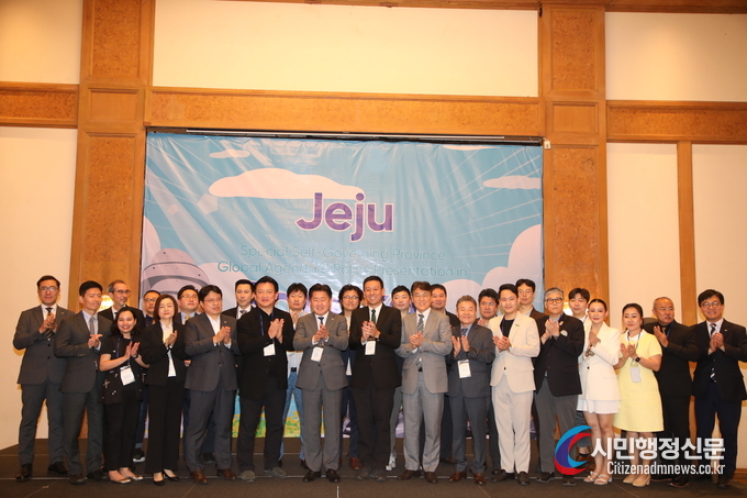 Jeju Governor Oh Young-hoon takes a group photo at the briefing session to share Jeju's core values and vision along with the 'Jeju-ASEAN Plus Alpha' policy. / Courtesy of Jeju Province