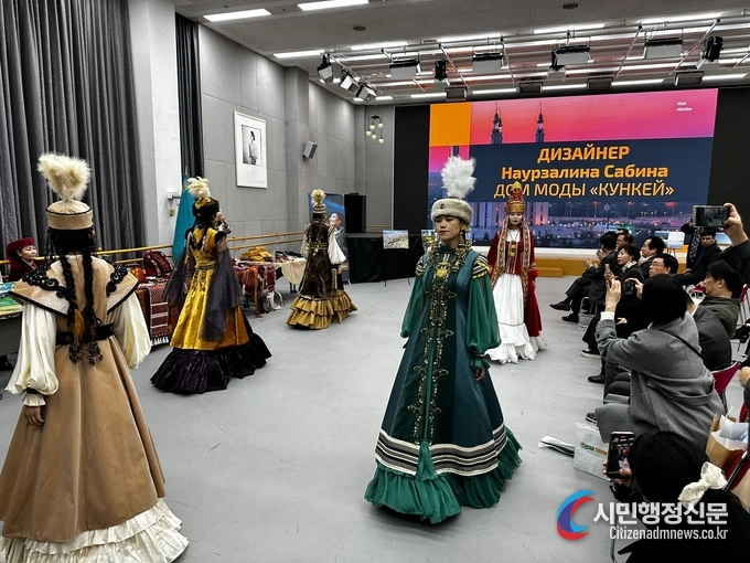 As a side event, Kazakhstan models showcase the country’s traditional clothing.
