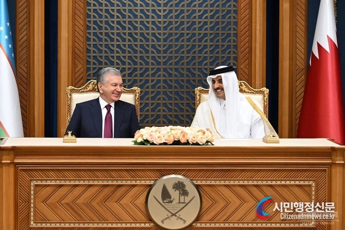 President of Uzbekistan Shavkat Mirziyoyev (left) and the Emir of Qatar Sheikh Tamim bin Hamad Al Thani, “Amiri Diwan” complex in Doha, bilateral document signing ceremony, on October 2, 2023.