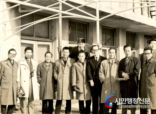 현대미술가협회 사진 (1963) 앞줄 왼쪽부터 임명진,김종학,전상수,조용면,김창열, 한명 건너 이세득,김병기,장성순, 사진 뒷줄 왼쪽 박서보, 오른쪽은 윤명로