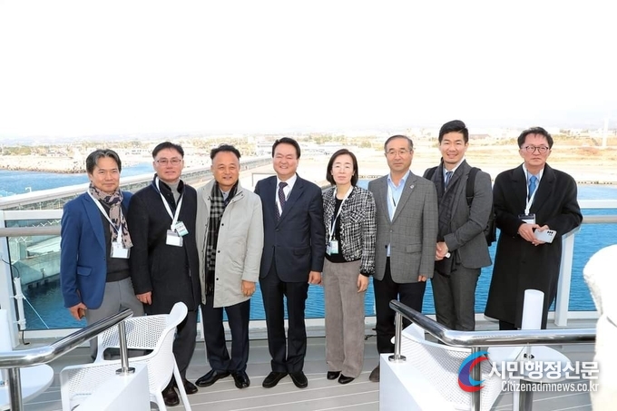 김희현 제주도 정무부지사 일행이 기념촬영을 하고있다. 