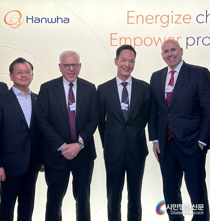 Hanwha Life President Kim Dong-won (3rd from the left), Hanwha Life Vice Chairman Yeo Seung-joo (far left), Chairman David Rubenstein (2nd from the left), and CEO Harvey Schwartz (far right) of Carlyle pose for a photo in Davos, Switzerland, on Jan. 16
