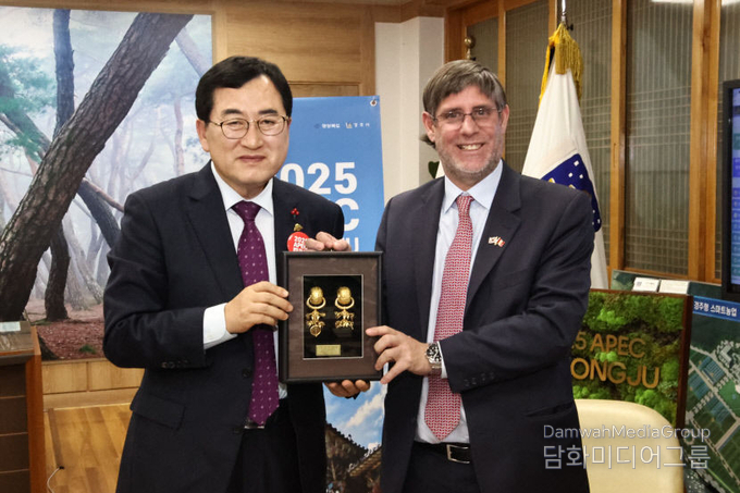 지난 24일 경북 경주시청 대외협력실에서 주낙영 경주시장이 파울 두클로스(오른쪽) 주한 페루대사의 예방을 받고 보문동 부부총에서 출토된 금제 태환이식 귀걸이(국보) 모형을 선물하고 있다. 사진=경주시 제공