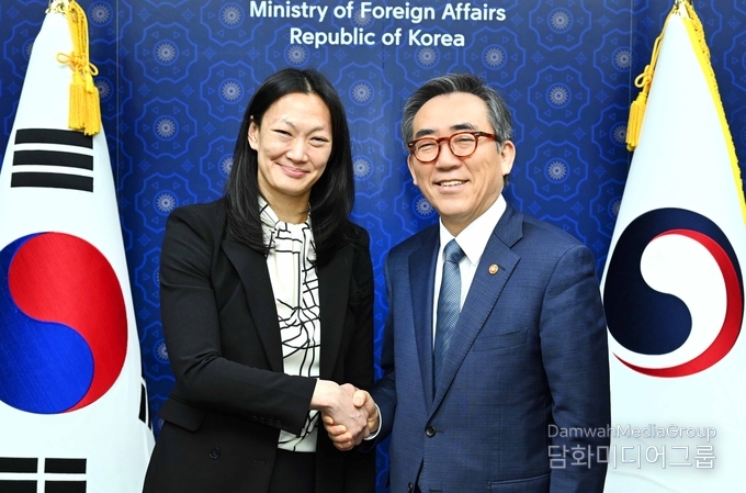 조태열 외교부 장관이 15일 서울 종로구 외교부에서 방한 중인 줄리 터너 미국 국무부 북한인권특사를 만나 기념 사진을 찍고 있다 - 사진 외교부